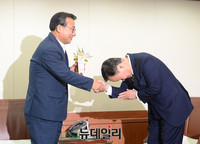 [포토] 새누리당 이정현 신임 당대표 예방하는 김재원 수석