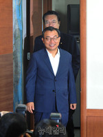 [포토] 회의장으로 들어서는 이정현 새누리당 신임 대표