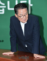 [포토] 이정현 신임 대표 기다리는 박지원 비대위원장