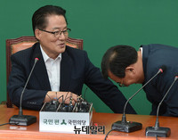 [포토] 인사하는 이정현 새누리당 신임대표