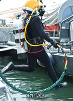 [포토] 해군SSU, 심해잠수장비 이용한 수중절단훈련