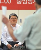 [포토] 진박 감별사 비판에 씁쓸한 미소 짓는 조원진 최고위원