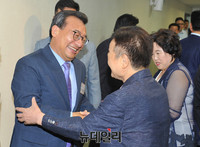 [포토] 원외 당협위원장들과 인사 나누는 새누리당 이정현 대표
