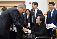 [포토] 인사 나누는 이희호 여사와 김종인 비대위원장