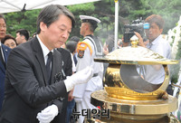 [포토] 김대중 대통령 묘역 참배하는 국민의당 안철수 전 대표