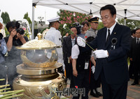 [포토] 김대중 대통령 묘역 참배하는 새누리당 정진석 원내대표