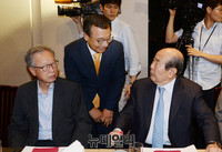 [포토] 상임고문들과 인사 나누는 새누리당 이정현 대표