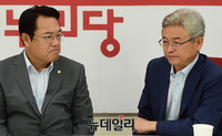 [포토] 심각한 얼굴로 대화 나누는 새누리당 정진석-이철우