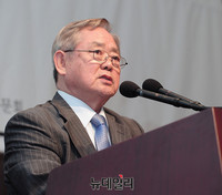 [포토] 출판기념회서 축사하는 이상우 전 한림대 총장