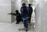 [포토] 2016 을지훈련, 테러범 제압하는 경찰 특공대