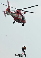 [포토] 2016 을지훈련, 인명구조 훈련하는 소방헬기