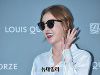 [포토] 빨간립스틱에 짙은 선글라스 쓴 이다희