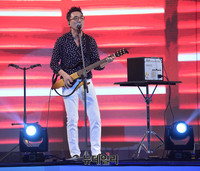 [포토] 더불어민주당 전당대회 축하공연하는 이한철 밴드