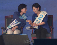 [포토] 악수하는 유은혜-양향자 여성최고위원 후보