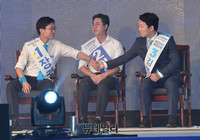 [포토] 결과발표되자 격려하는 장경태-김병관