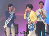 [포토] 눈물훔치는 추미애 신임당대표