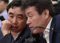 [포토] 대화나누는 윤관석-기동민