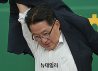 [포토] 추미애 신임 당대표 기다리는 박지원 원내대표