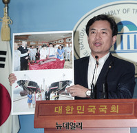 [포토] 박수환게이트 관련 2차 기자회견 가지는 김진태의원