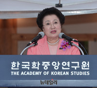 [포토] 청계학당 준공식 기념사하는 이배용 학국학중앙연구원 원장