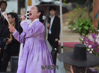 [포토] 흥부가 열창하는 안숙선 명창