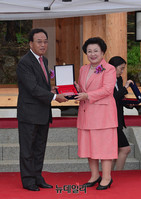 [포토] 청계학당 준공식서 감사패 받는 신응수 대목장