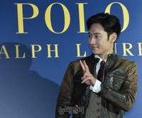 [포토] 배우 이제훈, 팬 서비스도 스타급