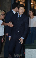 [포토] 수트 입고 가로수길 등장한 윤계상