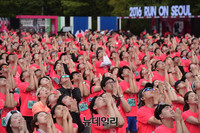 [포토] 준비운동하는 런온서울 참가자들