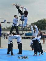 [포토] 레드불 킥잇 2016, 격파시범하는 '미르메' 태권도팀