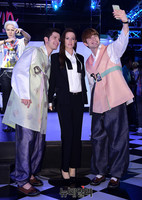 [포토] 알베르토-로빈 계탔네, '안젤리나 졸리-GD'와 셀카를