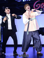 [포토] 로빈, 싸이와 함께 '강남스타일'