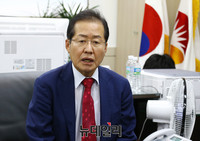 [포토] 기자회견 갖는 홍준표 경남지사