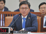 [포토] 외통위 긴급 전체회의에 참석한 홍용표 장관