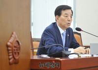 [포토] 北핵 긴급 국방위원회 전체회의 찾은 한민구 장관