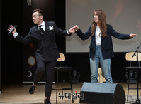 [포토] 데뷔한 귄진아, 딩동과 함께 웨이브 댄스