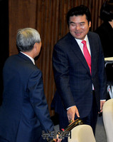 [포토] 대화 나누는 원유철 전 원내대표와 조훈현 의원