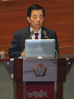 [포토] 의원들의 질문에 답하는 한민구 국방장관