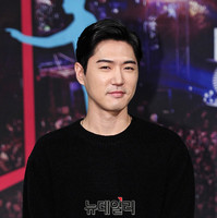 [포토] 레전드 토토가 사회맡은 데니안, 올블랙 시크한 매력