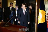 [포토] 기자회견장으로 입장하는 정세균 국회의장