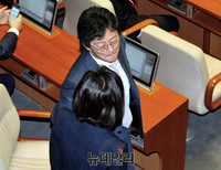 [포토] 대화 나누는 유승민-나경원