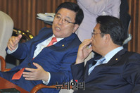 [포토] 대화 나누는 정진석 원내대표와 김광림 의원