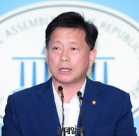 [포토] 김재수 해임건의안 관련 기자회견하는 김명연 의원