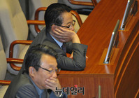 [포토] 본회의장 아수라장, 여유로운 박지원 대표