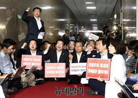 [포토] 정세균 국회의장 규탄구호 외치는 새누리당 의원들