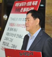 [포토] 정세균 국회의장 사퇴촉구 1인시위 이어가는 최경환 의원