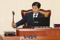 [포토] 야당 단독 정무위, 의사진행하는 이학영 의원