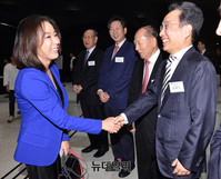 [포토] 인사하는 배우 강수연