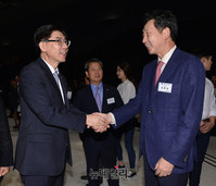 [포토] 악수하는 장호성 단국대총장-이광구 우리은행장