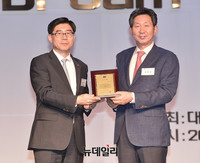 [포토] 단국대 감사패 받은 이광구 우리은행 행장